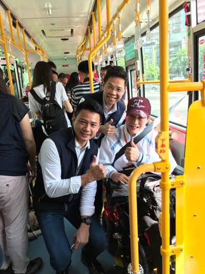 葉局長也陪同搭乘 瞭解低地板公車推動狀況