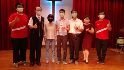 惠明盲校陳俊豪個性開朗樂觀,從不怨天尤人並積極助人,常常主動協助肢體不方便的同學