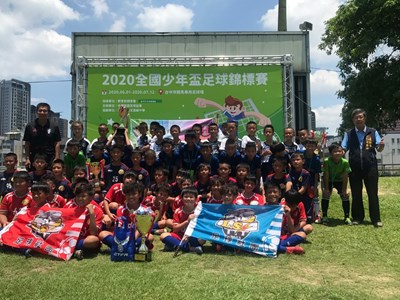 全國少年盃足球決戰台中,市府運動局專門委員周崇琦出席頒獎