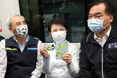 盧市長秀出限定「捷伴台中遊」與中捷才有的透明電子票證