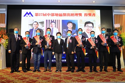 「中部地區傑出經理獎」得獎人與盧市長合影