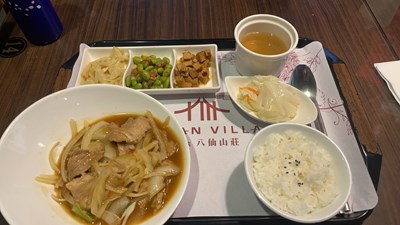 旅程中選擇綠色餐廳,提供惜食點餐、在地飲食