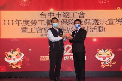 勞工局長張大春發放虎年小紅包及摸彩