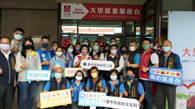 借書同時找工作!大里就業服務台搬新家 中市圖大里分館一樓啟用