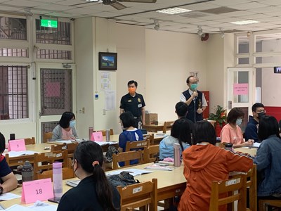 中市教育局長會考前視察考場 慰勉工作人員