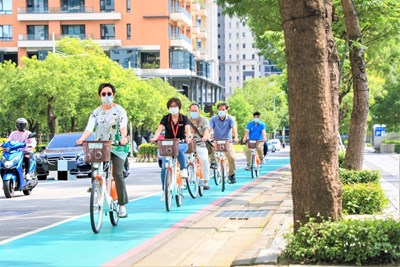 騎乘新上路的電輔車與YouBike,跟著台中市西屯區公所的手繪旅行地圖走訪,環保又能休閒