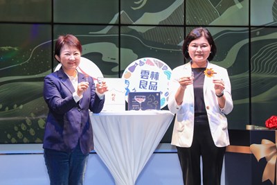 今年雲林縣入選的是烏魚子,台中市入選的是霧峰「初霧燒酎」,二款商品包裝一黑一白,搭起來人間美味、滋味絕佳