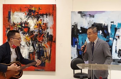 副市長黃國榮(右)出席展覽開幕式,與藝術家劉哲志一起即興合唱〈鄉間小路〉